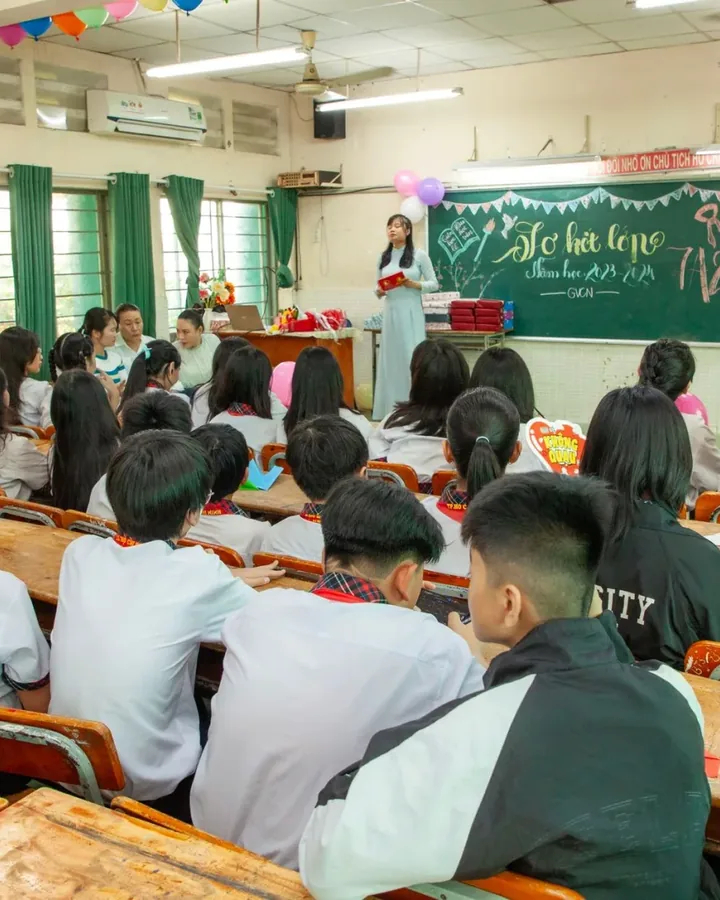 Học sinh làm bài trên lớp